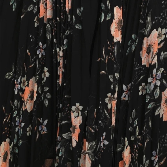Lulu’s Black Floral Pleated Maxi - Picture 5 of 9
